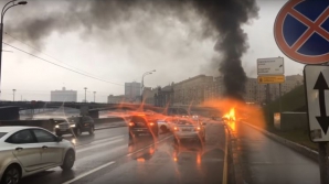 SFÂRŞIT CUMPLIT! Un bărbat a murit după ce maşina în care se afla s-a lovit de un parapet şi a luat foc (VIDEO)