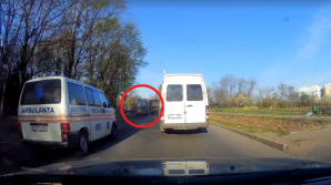 Un şofer de maxi-taxi a ieşit pe contrasens şi a blocat drumul unei ambulanţe ce avea girofarul pornit (VIDEO)