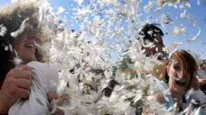 S-au bătut până au ieşit penele. Zeci de oameni au sărbătorit în Capitală Ziua Internaţională a Bătăii cu Perne