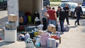 Moldovenii din Diasporă buni de plată! Proiectul buclucaș, care prevede taxarea coletelor de la 45 EURO