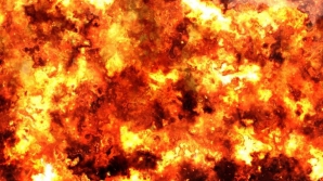 România: EXPLOZIE urmată de un incendiu, într-un bloc din Bocșa. Doi răniți, zeci de persoane evacuate