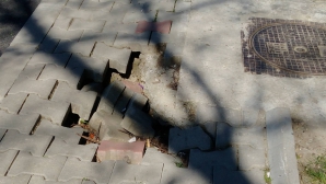 La doar o lună de la instalarea pavajului în centrul Capitalei, trotuarele deja se surpă. Ce spun reprezentanţii Primăriei
