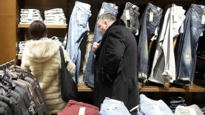 FORFOTĂ în pieţele din Capitală. De sărbători, moldovenii preferă să-şi cumpere haine noi