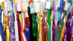 Pericolul din periuţele de dinţi. De ce nu este bine să le ţinem în baie 