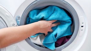 Ce se întâmplă dacă pui câteva cuburi de gheață în mașina de spălat