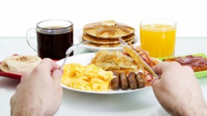 #LifeStyle: Care sunt consecinţele micului dejun luat târziu
