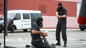 REŢINERE CU MASCAŢI în Capitală! A fost destructurată o REȚEA DE TRAFICANȚI DE DROGURI (VIDEO)