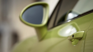 Doi minori, prinşi în timp ce DEMONTAU FARURILE unui Porsche Cayenne. Ce voiau să facă cu ele (VIDEO)