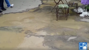 INUNDAŢII la Piaţa Centrală! Un adevărat râu cu APĂ GALBENĂ s-a format în mijlocul drumului (VIDEO) 