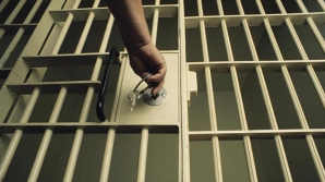 Dacă nu mai sunt locuri în închisoare, condamnaţii sunt puşi pe lista de aşteptare. Când le vine rândul, se prezintă singuri