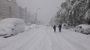 Zăpada din aprilie a PARALIZAT Capitala. Care este situația transportului public