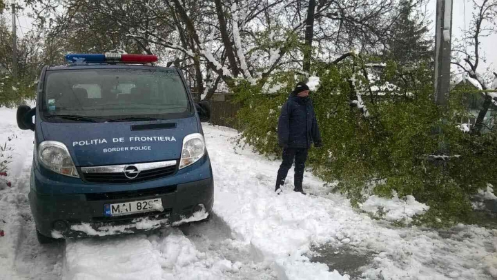 Polițiștii de frontieră, implicați în prevenirea efectelor create de condițiile meteorologice din țară (GALERIE FOTO)