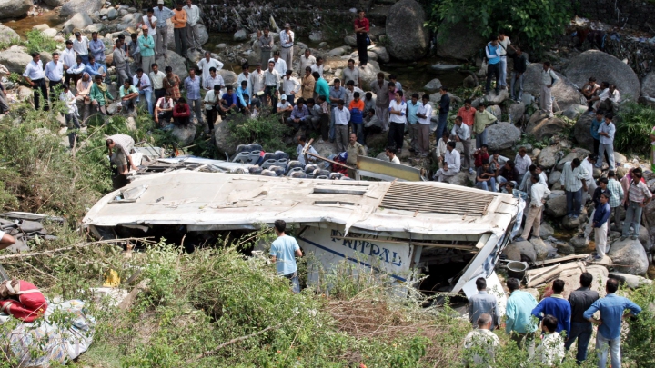 TRAGEDIE în nordul Indiei. Cel puţin 44 de oameni au murit în urma unui accident 