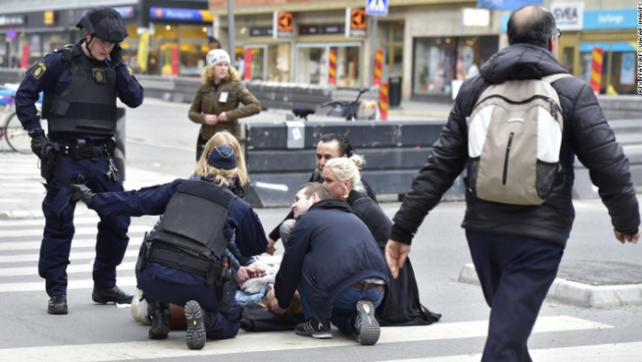 Un camion a intrat în mulţime la Stockholm. Trei morţi şi opt răniţi. O persoană a fost arestată (FOTO/VIDEO)