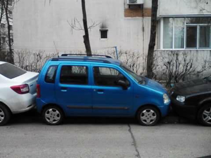 Le place în trei. Lecţie pentru un șofer neatent  (FOTO)