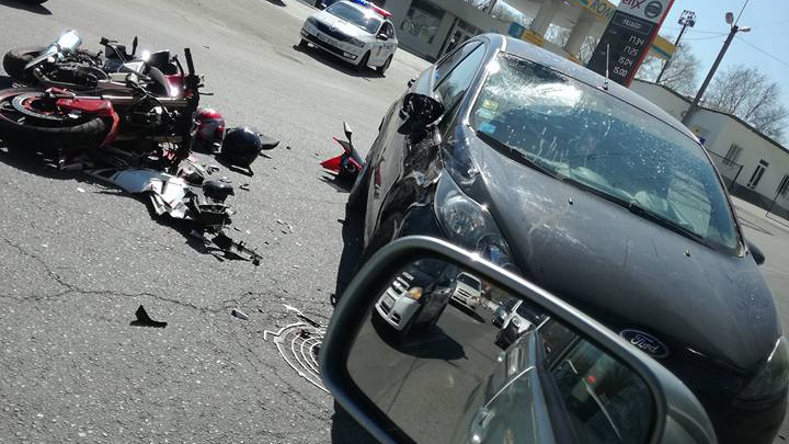 GRAV ACCIDENT în Capitală! O motocicletă s-a ciocnit cu un automobil (FOTO)