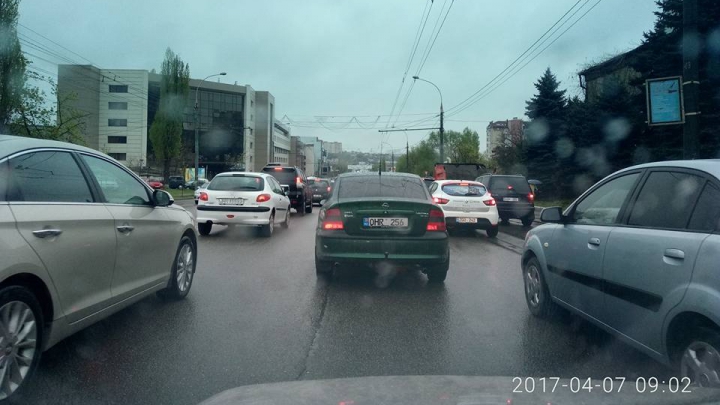 Patru maşini, implicate într-un accident în Capitală (FOTO)