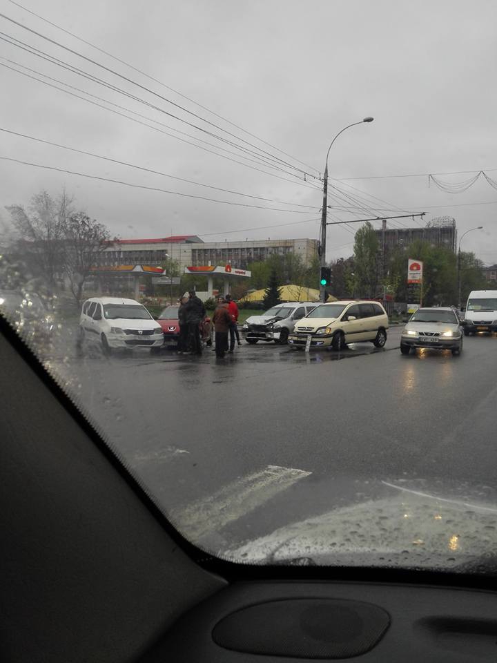 Patru maşini, implicate într-un accident în Capitală (FOTO)