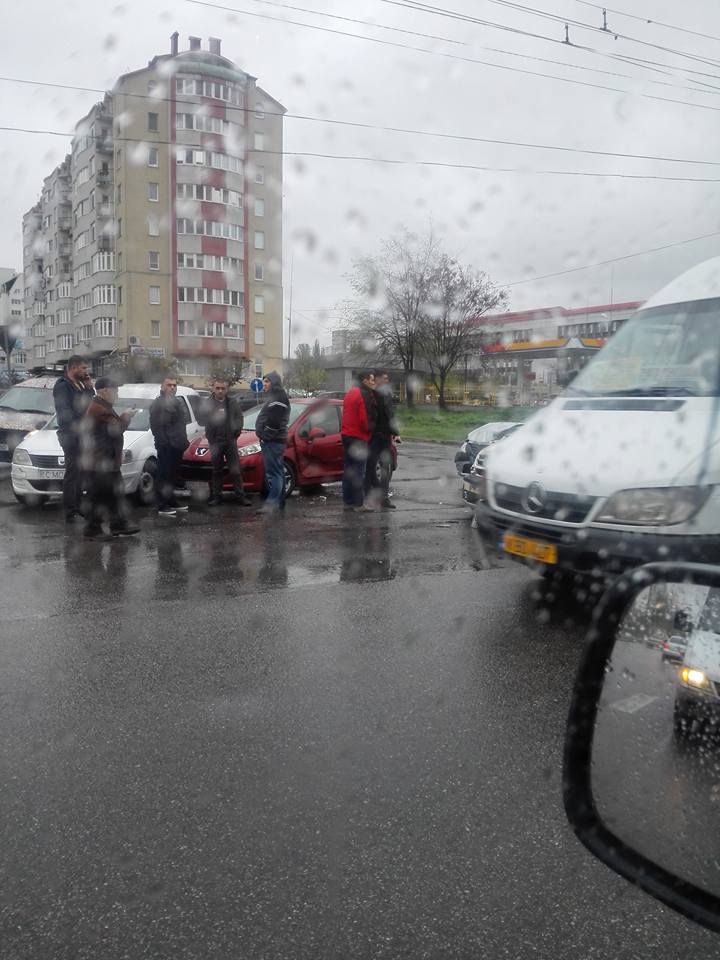 Patru maşini, implicate într-un accident în Capitală (FOTO)