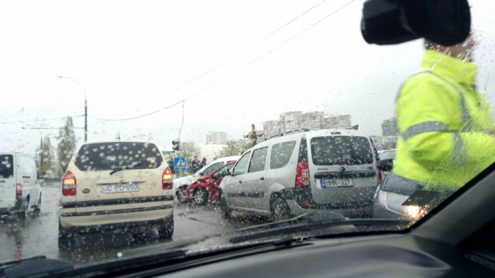 Patru maşini, implicate într-un accident în Capitală (FOTO)