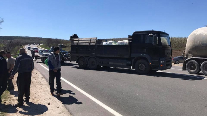 Accident pe traseul Chişinău - Orhei! Un microbuz s-a ciocnit cu un camion, apoi a ajuns în şant (VIDEO)