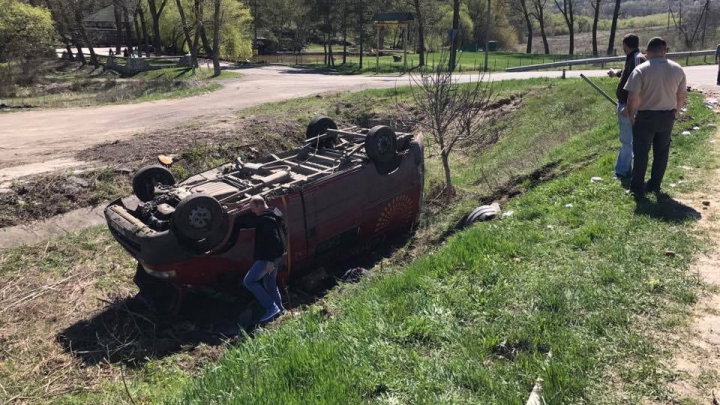 Accident pe traseul Chişinău - Orhei! Un microbuz s-a ciocnit cu un camion, apoi a ajuns în şant (VIDEO)