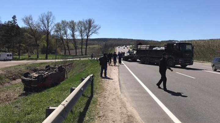 Accident pe traseul Chişinău - Orhei! Un microbuz s-a ciocnit cu un camion, apoi a ajuns în şant (VIDEO)