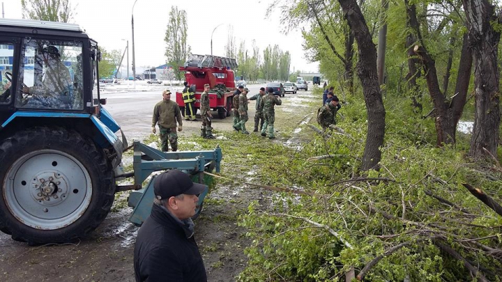 Situaţia la ORA ACTUALĂ, ca urmare a NINSORILOR.  244 de sate, fără curent electric (GALERIE FOTO)