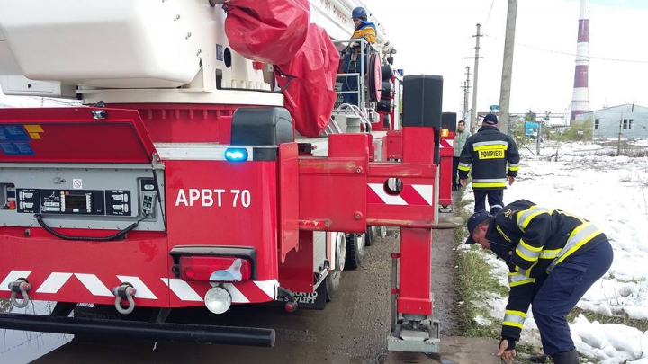 Situaţia la ORA ACTUALĂ, ca urmare a NINSORILOR.  244 de sate, fără curent electric (GALERIE FOTO)