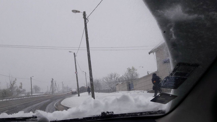 Iarna A PUS STĂPÂNIRE! Trafic îngreunat pe drumurile din ţară (FOTO/VIDEO)