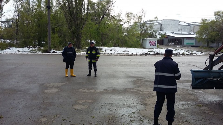 Situaţia la ORA ACTUALĂ, ca urmare a NINSORILOR.  244 de sate, fără curent electric (GALERIE FOTO)