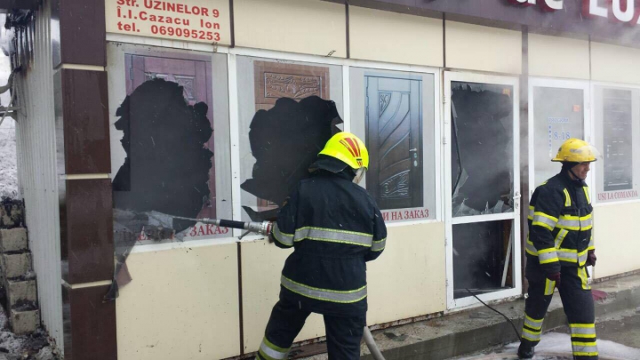 INCENDIU ÎN CHIȘINĂU. Un chioșc a fost făcut scrum