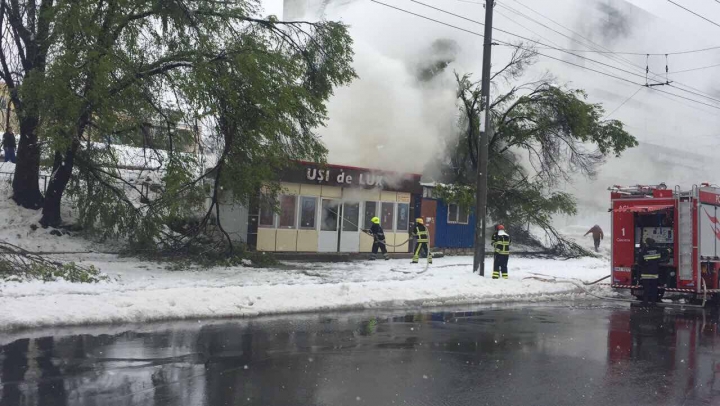 INCENDIU ÎN CHIȘINĂU. Un chioșc a fost făcut scrum