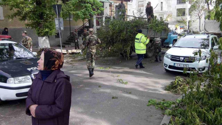 FORFOTĂ MARE în Chişinău. Salvatori, militari şi poliţişti muncesc din greu pentru a face ordine după ninsorile din aprilie