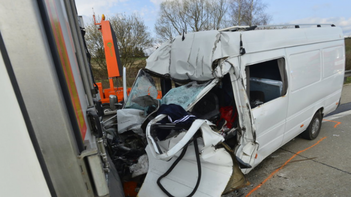 ACCIDENT GRAV. Un microbuz cu plăcuțe de înmatriculare moldovenești, implicat într-un accident pe o autostradă din Praga (FOTO)