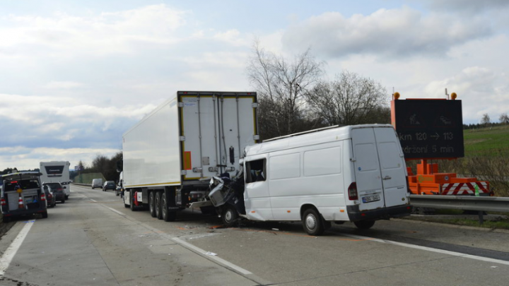 ACCIDENT GRAV. Un microbuz cu plăcuțe de înmatriculare moldovenești, implicat într-un accident pe o autostradă din Praga (FOTO)