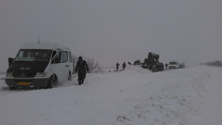 ARMATA INTERVINE ÎN FORȚĂ. O șenilată ajută oamenii blocati pe șoseaua M14 (FOTO)