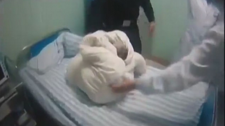 CAZ ȘOCANT în China. Și-a aruncat pruncul nou născut la WC cu capul în jos, iar acesta a fost salvat de polițiști (VIDEO)