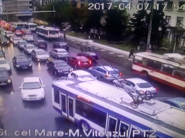 ATENȚIE ȘOFERI! Capitala blocată de ambuteiaje (FOTO)