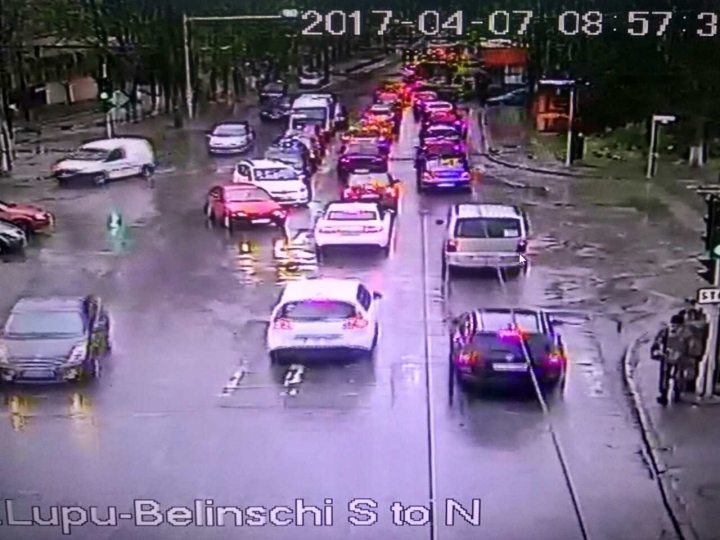 ATENȚIE ȘOFERI! Capitala blocată de ambuteiaje (FOTO)