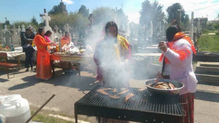 Morminte stropite cu whisky. Cum arătau cimitirele de Paştile Blajinilor: "Era paranghelie în lanul de cruci" (FOTO)