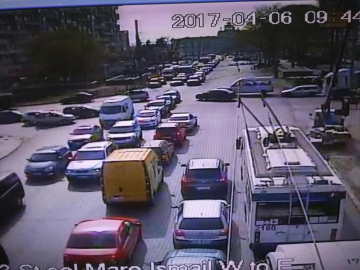ATENȚIE ȘOFERI! Capitala blocată de ambuteiaje (FOTO)