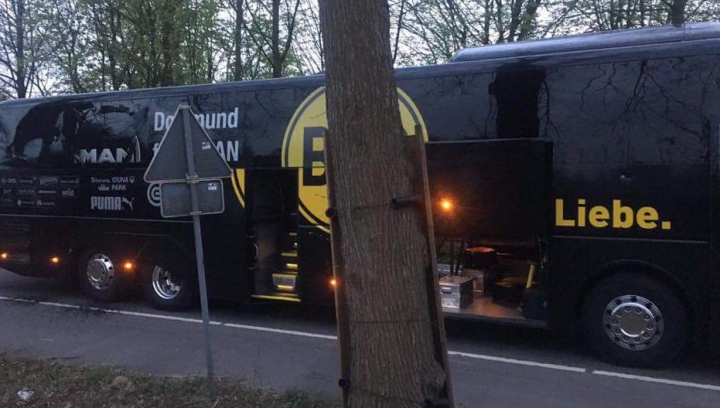 (FOTO) Un autocar al echipei de fotbal Borussia Dortmund, ţinta unei EXPLOZII. Un jucător A FOST RĂNIT