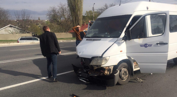 ACCIDENT CUMPLIT lângă Peresecina, cu implicarea unui microbuz de rută. SUNT RĂNIŢI (VIDEO)