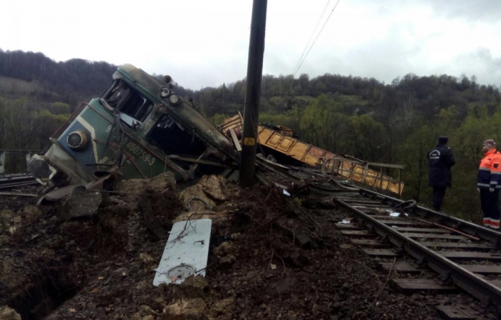 Accident INFIORĂTOR în România. Doi mecanici au murit după ce trenul a rămas fără frâne, vagoanele prăbușite în râpă (FOTO)