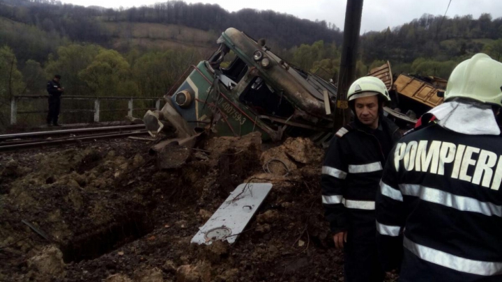 Accident INFIORĂTOR în România. Doi mecanici au murit după ce trenul a rămas fără frâne, vagoanele prăbușite în râpă (FOTO)