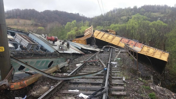 Accident INFIORĂTOR în România. Doi mecanici au murit după ce trenul a rămas fără frâne, vagoanele prăbușite în râpă (FOTO)