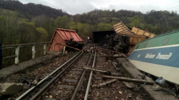 Accident INFIORĂTOR în România. Doi mecanici au murit după ce trenul a rămas fără frâne, vagoanele prăbușite în râpă (FOTO)