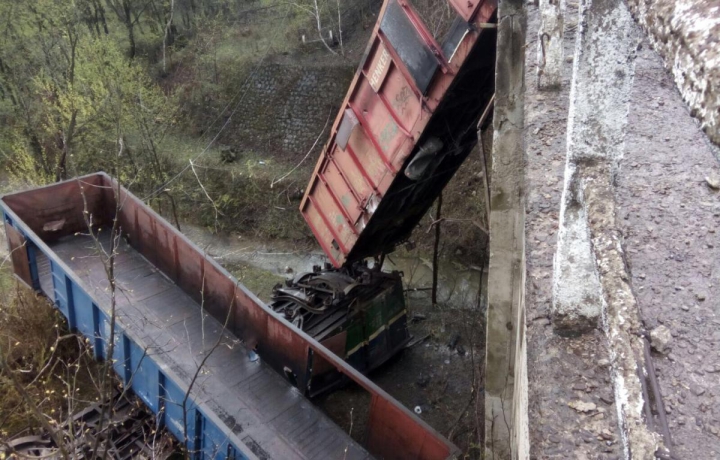 Accident INFIORĂTOR în România. Doi mecanici au murit după ce trenul a rămas fără frâne, vagoanele prăbușite în râpă (FOTO)