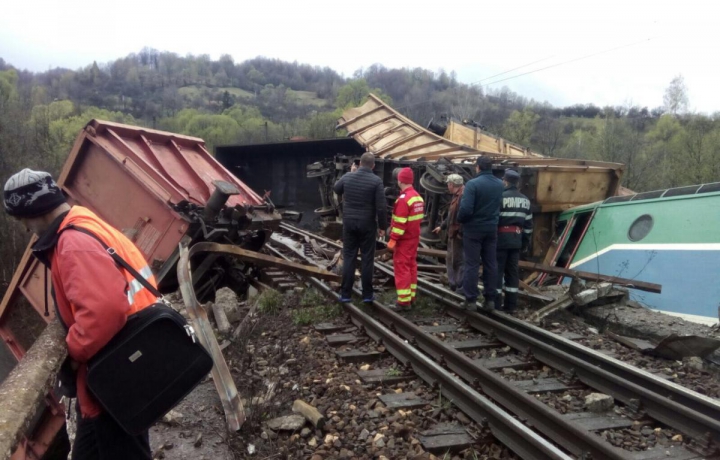 Accident INFIORĂTOR în România. Doi mecanici au murit după ce trenul a rămas fără frâne, vagoanele prăbușite în râpă (FOTO)